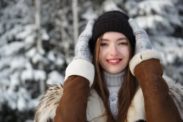 Ung kvinna på vintern — Stockfoto