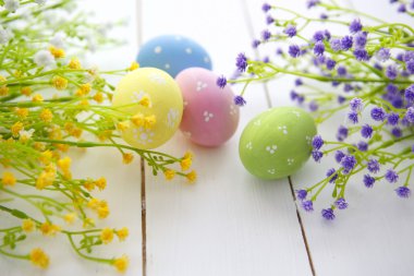 Paskalya yumurta ve çiçekler çerçeve arka plan