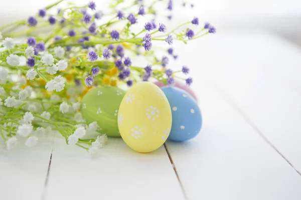 Oeufs de Pâques et fleurs cadre fond — Photo