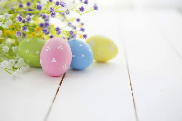 다채로운은 부활절 계란 흰색 나무 배경 장식. — 스톡 사진