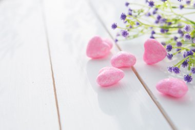 Pembe Kalpler ve çiçekler ahşap tahta üzerinde bir buket