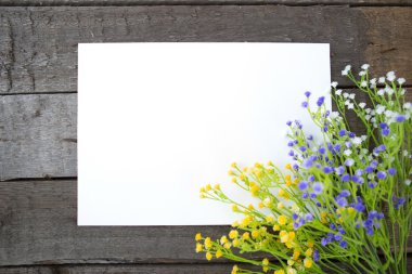 Vintage el yapımı arka plan ile kır çiçekleri