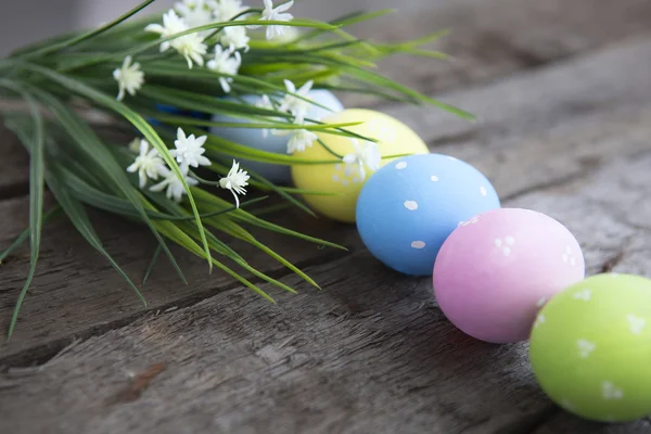Ovos de páscoa pintados à mão com flores — Fotografia de Stock