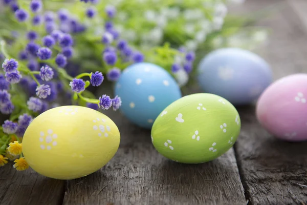 Hand-painted easter eggs with flowers — Stock Photo, Image
