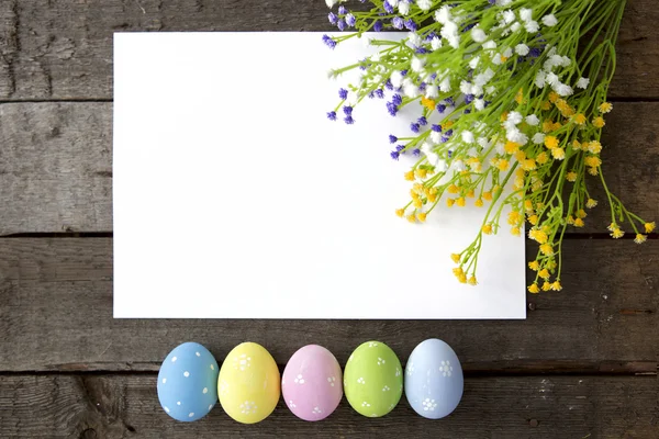 Kleurrijke Pasen eieren decoratie lijn boven hout — Stockfoto