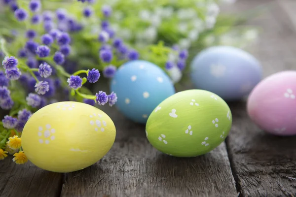 Œufs de Pâques peints à la main avec des fleurs — Photo