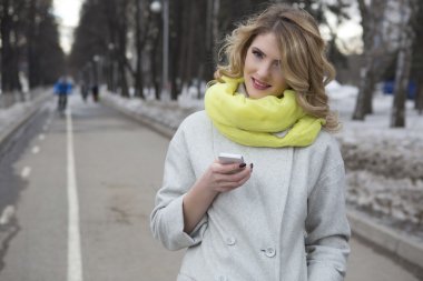 casual sarışın kısa mesaj açık havada gülümseyen 