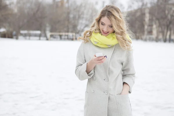 Souriant occasionnel blonde texte de messagerie en plein air — Photo