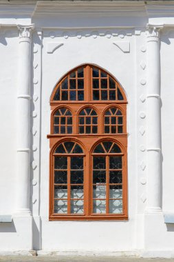 Eski boyalı kemerli pencere