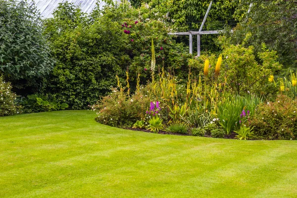 Bellissimo giardino recintato in estate — Foto Stock