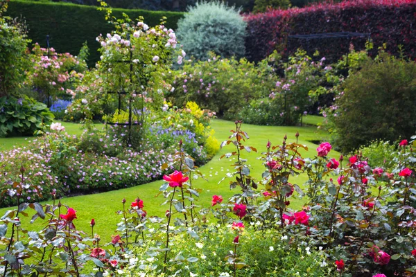 美しい城壁に囲まれた庭 — ストック写真