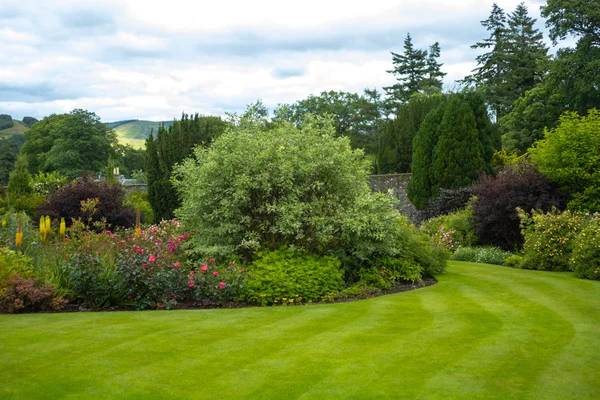 Schöner ummauerter Garten — Stockfoto