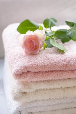 Bir pembe Gül desenli banyo sayaçta katlanmış havlu