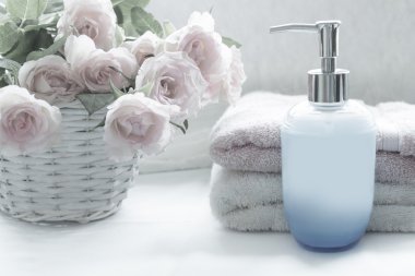 Banyo düzenleme ile romantik pembe güller