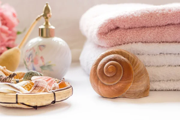 Arrangement de bain avec serviettes et coquillages — Photo