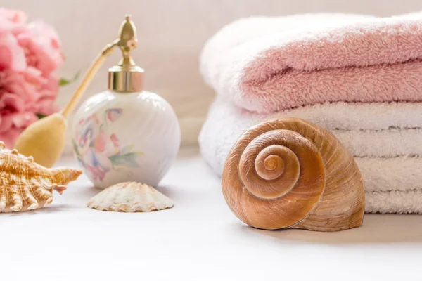 Arrangement de bain avec serviettes et coquillages — Photo