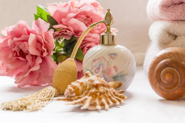 Arrangement de bain avec flacon de parfum et jolies fleurs — Photo