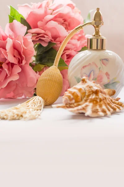 Bath arrangement with parfume bottle and pretty flowers — Stock Photo, Image