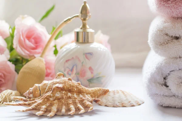 Bath arrangement with parfume bottle, folded towels and pink roses — Stock Photo, Image