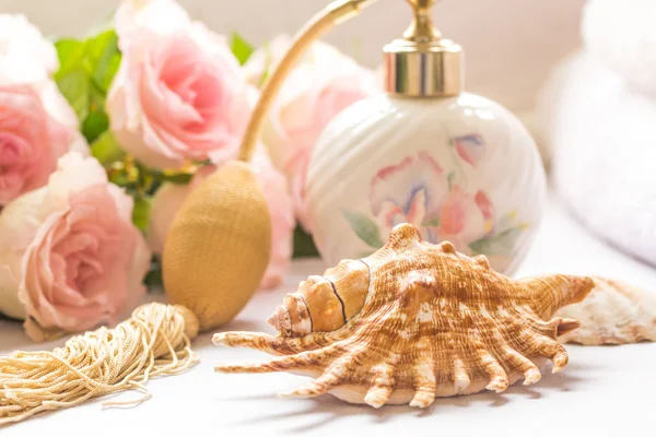 Bath arrangement with parfume bottle, folded towels and pink roses — Stock Photo, Image