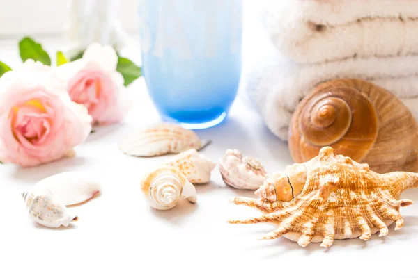 Toallas plegadas en el mostrador del baño con flores — Foto de Stock