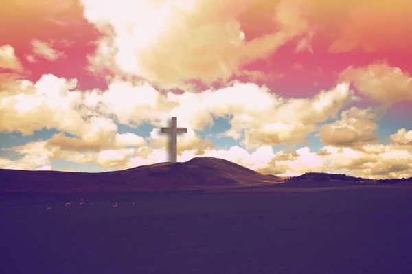 Het Kruis van Jezus Christus op de heuvels en dramatische wolken — Stockfoto