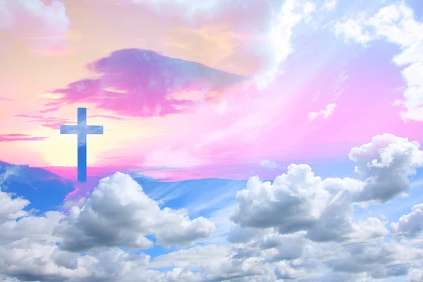 Das Kreuz des Jesuschristen und die schönen Wolken — Stockfoto
