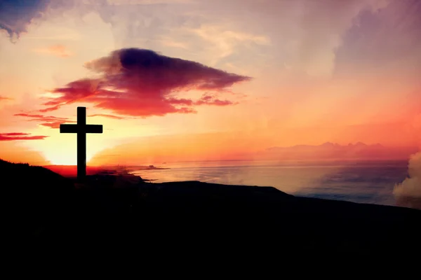 La Cruz de Jesucristo y las hermosas nubes —  Fotos de Stock