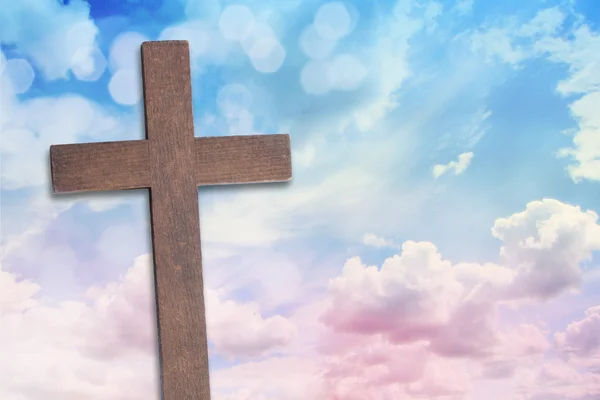 Das Kreuz des Jesuschristen und die schönen Wolken — Stockfoto