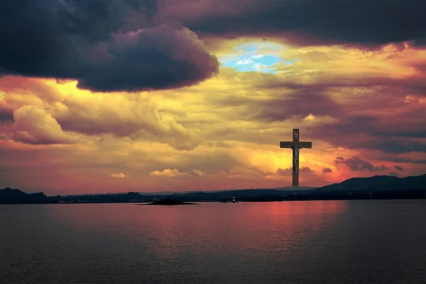 Kříž Ježíše Krista a krásné mraky — Stock fotografie