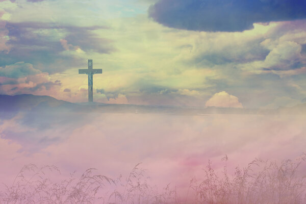 Крест Иисуса Христа и прекрасные облака
