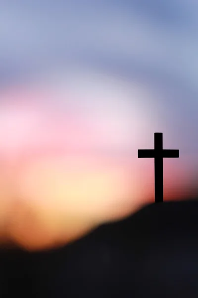 Ο Σταυρός του Ιησού Χριστού πάνω στο βράχο εναντίον θολό Ανατολή του ηλίου — Φωτογραφία Αρχείου