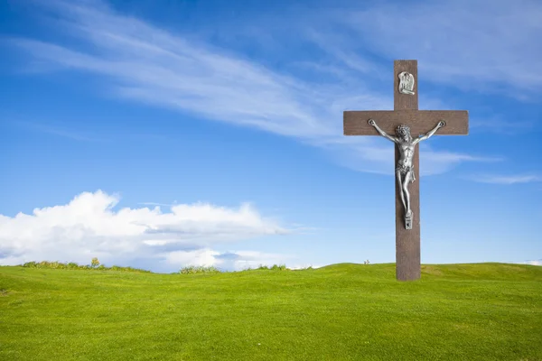 Jesucristo en la cruz y hierba de verano con cielo azul —  Fotos de Stock