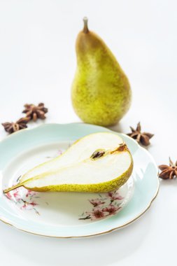 Açık renkli bir tabağa armut