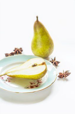 Açık renkli bir tabağa armut