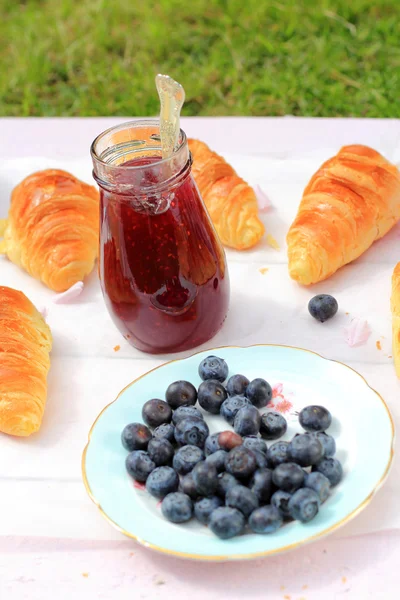 Färska croissanter på gamla trä bakgrund, platt — Stockfoto