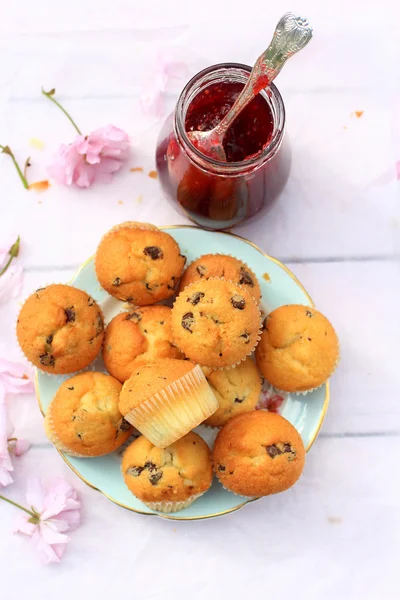 Rústico café da manhã de madeira fundo com scones frescos e flores de cereja florescendo — Fotografia de Stock