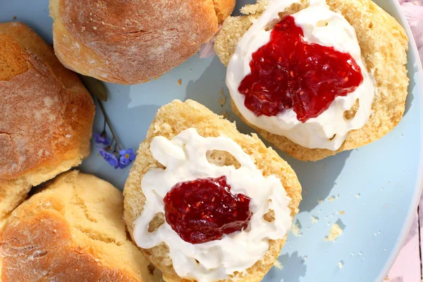 Fresh Scottish scones with cream abd raspberry jam close up — Stock Photo, Image