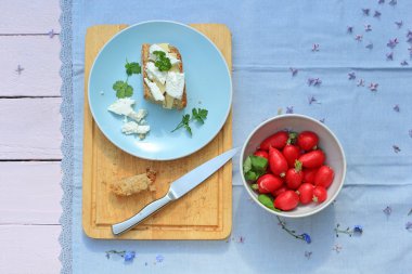Taze sağlıklı kahvaltı, tereyağı ve peynir ve kırmızı turp ile soda ekmek bir dilim