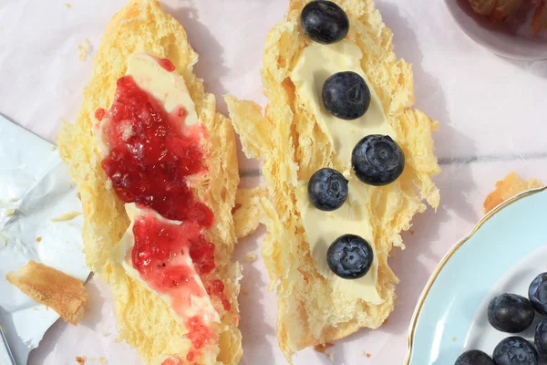 Frische französische Croissants auf altem Holzgrund, romantisches Frühstück im Garten — Stockfoto