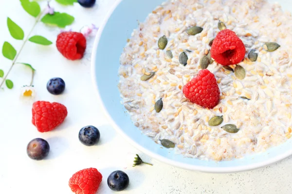 Comida fresca de cereales por la mañana con arreglo floral y fruta fresca —  Fotos de Stock