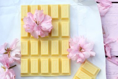 Beyaz Japon kiraz çiçeği çiçek çikolata bar