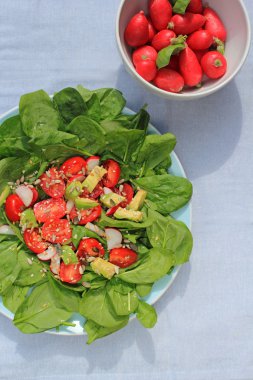 Taze, vejetaryen salata ve turp bir kase 