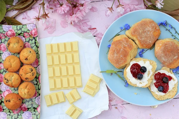 Petit déjeuner frais romantique avec scones écossais et chocolat blanc dans le jardin — Photo