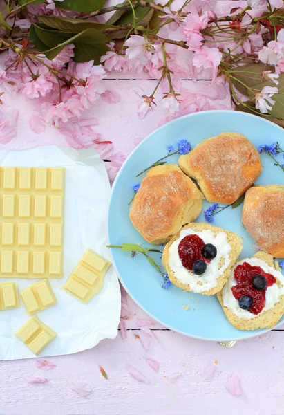 Café da manhã romântico fresco com scones escoceses e chocolate branco no jardim — Fotografia de Stock