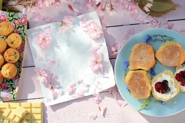 Romántico desayuno fresco con bollos escoceses y chocolate blanco en el jardín —  Fotos de Stock