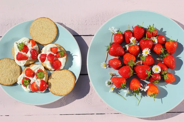 OAT buiscits med grädde och färska jordgubbar, närbild — Stockfoto