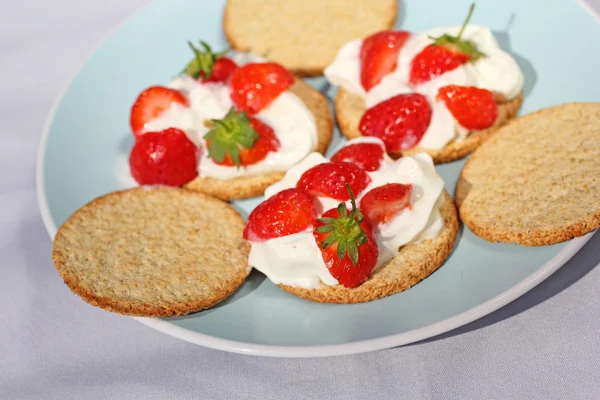 Oat buiscits with cream and fresh strawberries, close up — Stock Photo, Image