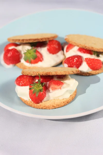 Oat buiscits with cream and fresh strawberries, close up — Stock Photo, Image