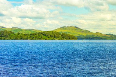 Luss, Argyll ve Bute İskoçya, İngiltere'de gölde Loch Lomond ile güzel manzara